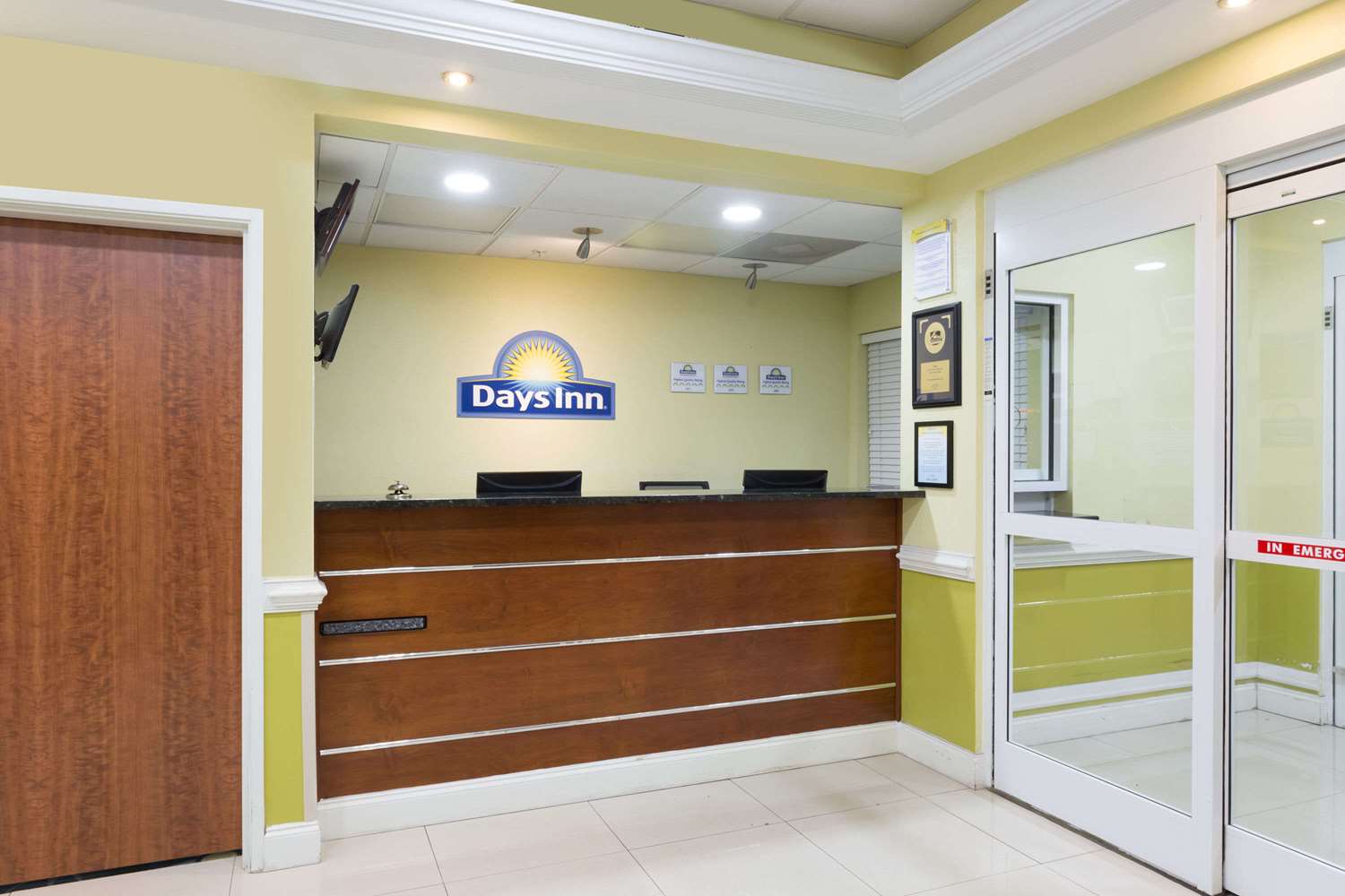 Hotel DAYS INN & SUITES - SAVANNAH NORTH I-95
